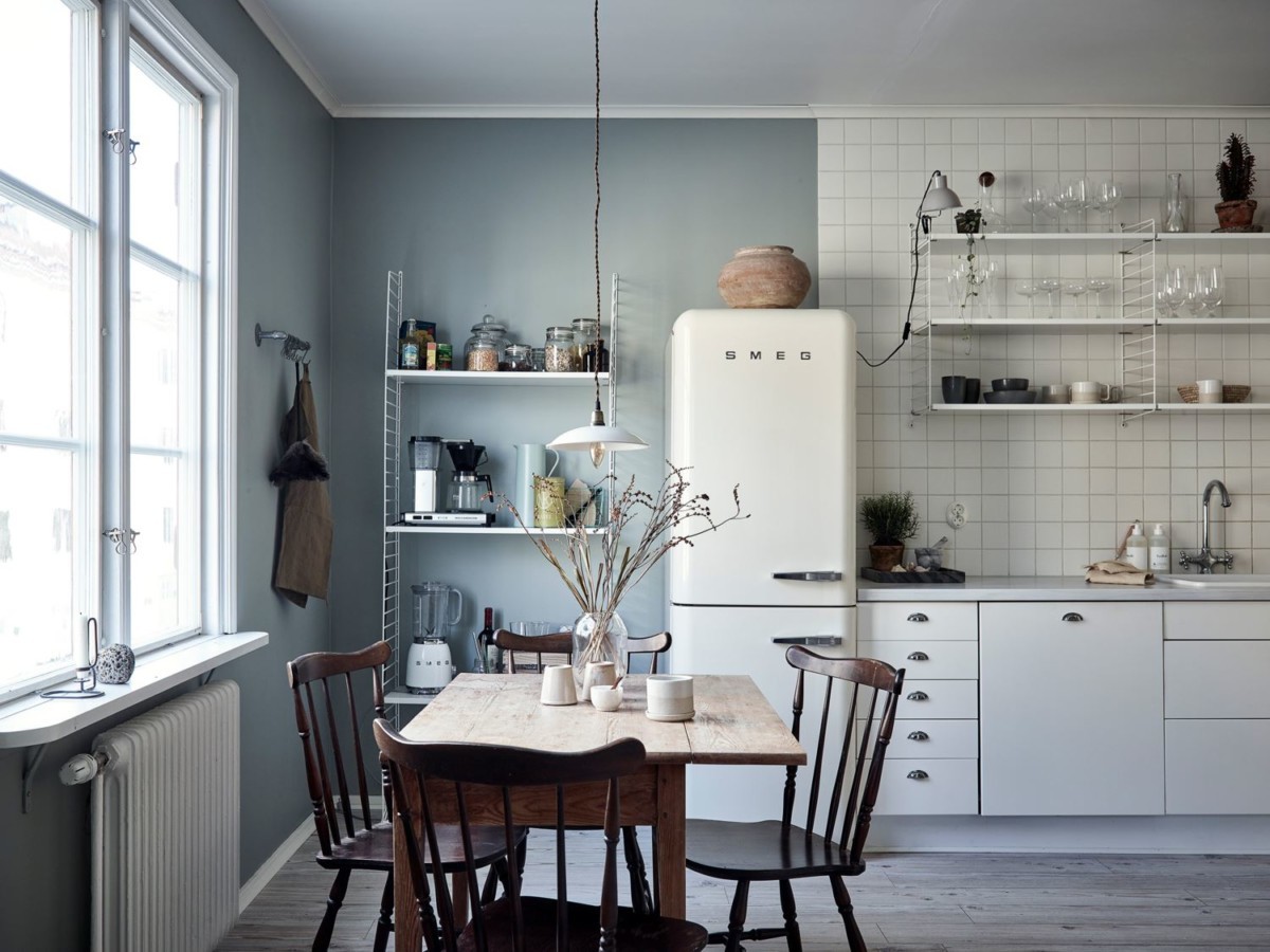 white kitchen smeg scandinavian kitchen open kitchen open concept nordic kitchen modern kitchen kitchen island estanterías de cocina cocina con península cocina con isla cocina blanca nórdica cocina abierta nórdica 