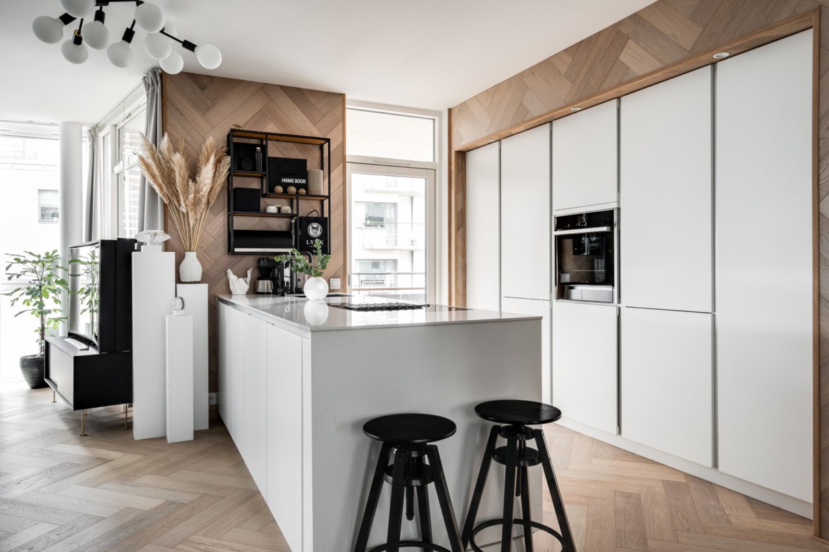 white kitchen scandinavian kitchen open kitchen open concept nordic kitchen modern kitchen kitchen island cocina empotrada cocina con península cocina con isla cocina blanca nórdica cocina blanca mate cocina abierta nórdica armarios altos cocina 