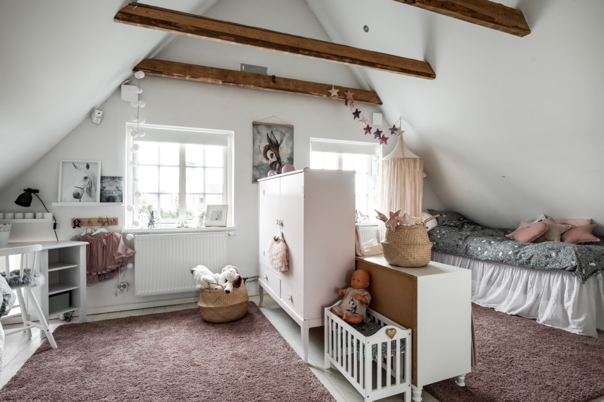 scandi kids bedroom rosa pink bedroom pink girl bedroom kids decor kids bedroom habitación infantil niñas habitación buhardilla girls bedroom dormitorio infantil nórdico decoración habitación infantil decoracion dormitorios decoración cuarto infantil cosy kids bedroom 