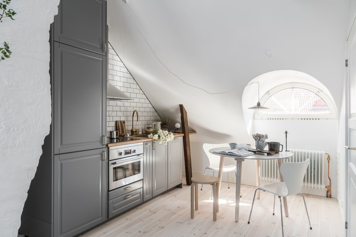 tiny penthouse tiny apartment decor student apartment decor small apartment decor piso de estudiantes modern decor mini ático estudios de diseño eames chairs diseño pisos pequeños design furniture decoración apartmentos 30 metros 