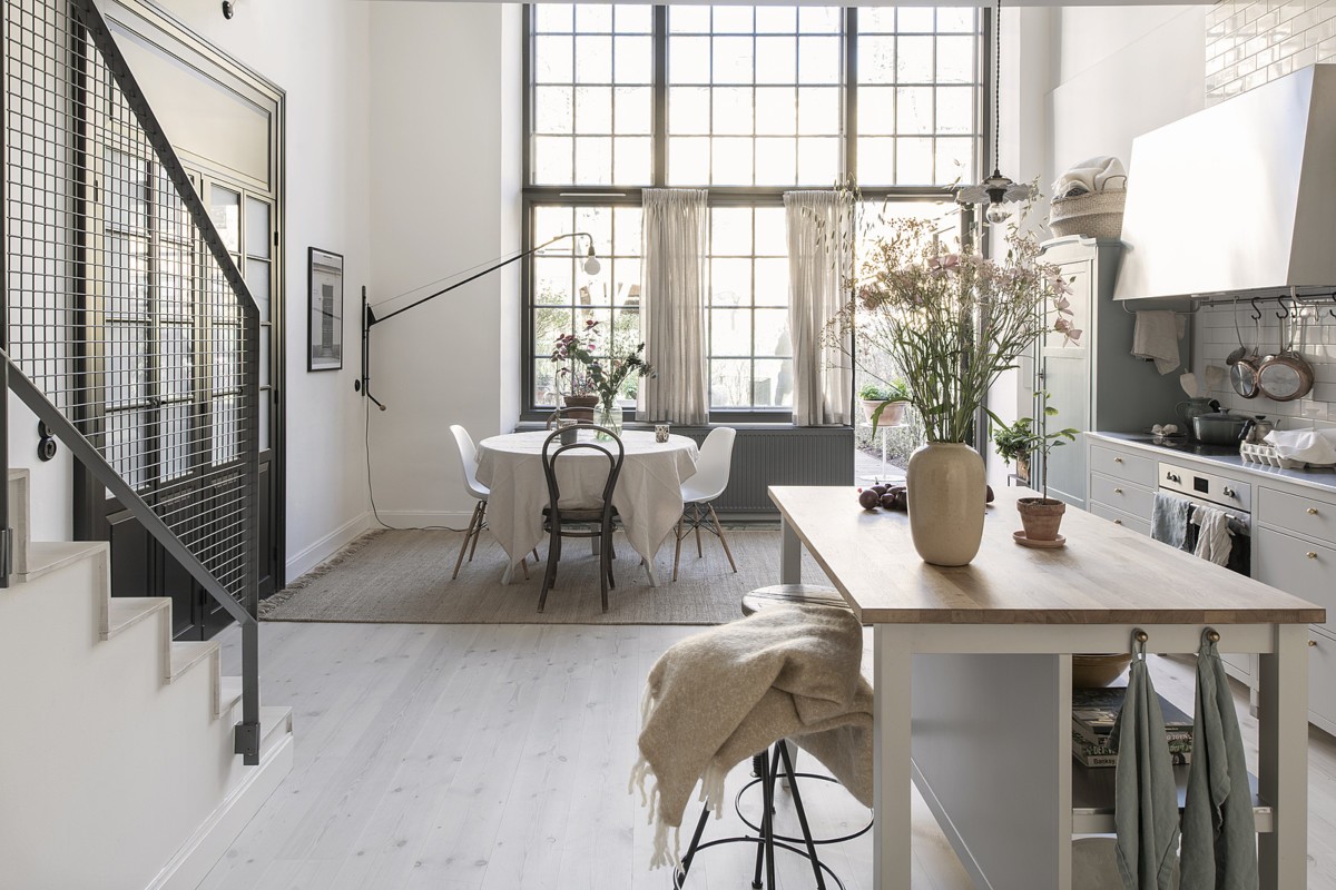 vivienda rehabilitada techos altos vigas acero scandinavian style scandinavian loft scandinavian interiors nordic loft industrial window industrial style high celings fábrica convertida en vivienda estilo nórdico estilo escandinavo decoración loft cervecería reformada en vivienda 
