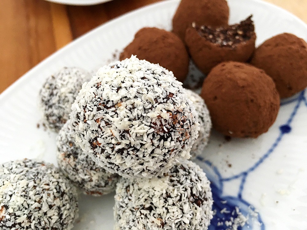 delikatissen vegan recipes refined sugar free protein bites protein balls oatsbites oats no bake sweets no bake dessert healthy snacks healthy inspo healthy bites gluten free recipe fitness energy bites recipe energy bites energy balls easy dessert bombones veganos bolitas energéticas bolitas de dátiles bolitas con avena 