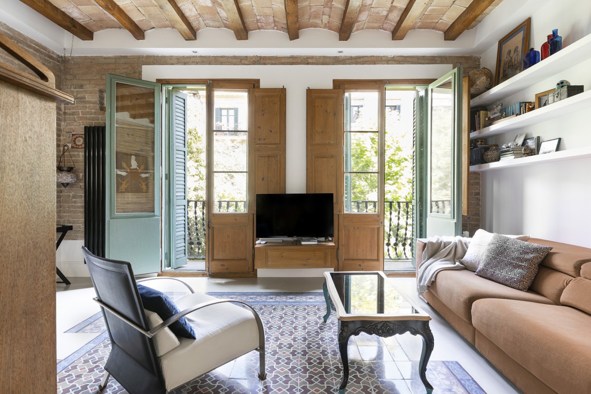 ventanas de madera piso barcelona suelo hidráulico Reformas Barcelona puertas de madera originales moderno tradición decoración mediterranean architecture estilo nórdico estilo mediterráneo diseño español decoración pisos tradicionales decoración pisos barcelona decoración interiores decoración costa española contraventanas madera barcelona reno baldosa hidraulica 