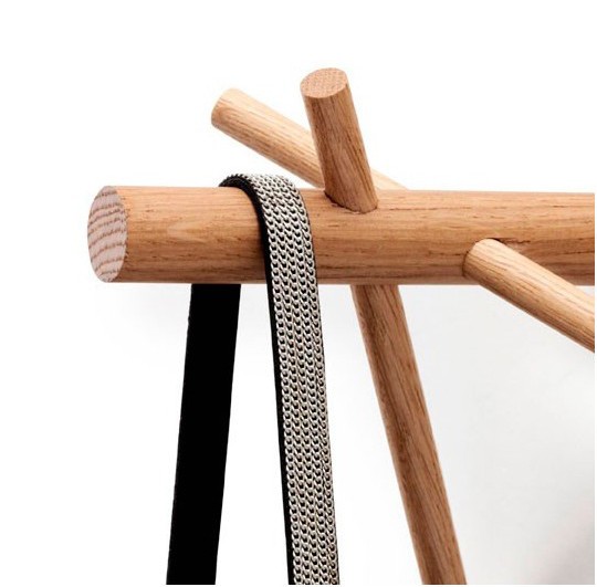 wood design scandinavian design percheros pequeños percheros minimales percheros de madera percheros de diseño nórdico percheros de diseño escandinavo percheros de diseño percheros daneses. dansk design nordic design hooks for hanging clothes danish design 