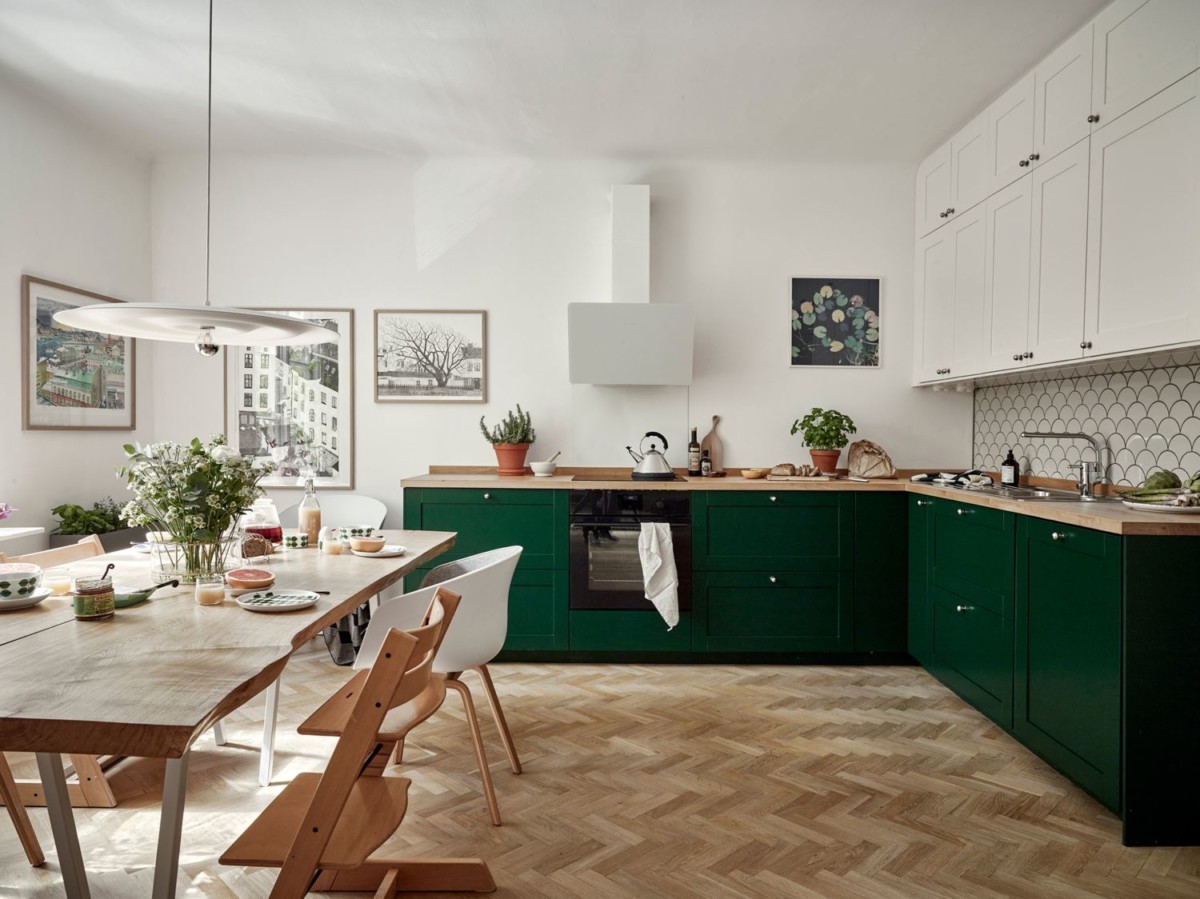 wood countertop white and green kitchen two colors kitchen scandinavian kitchen nordic kitchen hardwood floor kitchen encimera de madera design kitchen cocina nórdica cocina mezcla de estilos cocina luminosa cocina de dos colores cocina de color cocina comedor cocina blanca y verde 