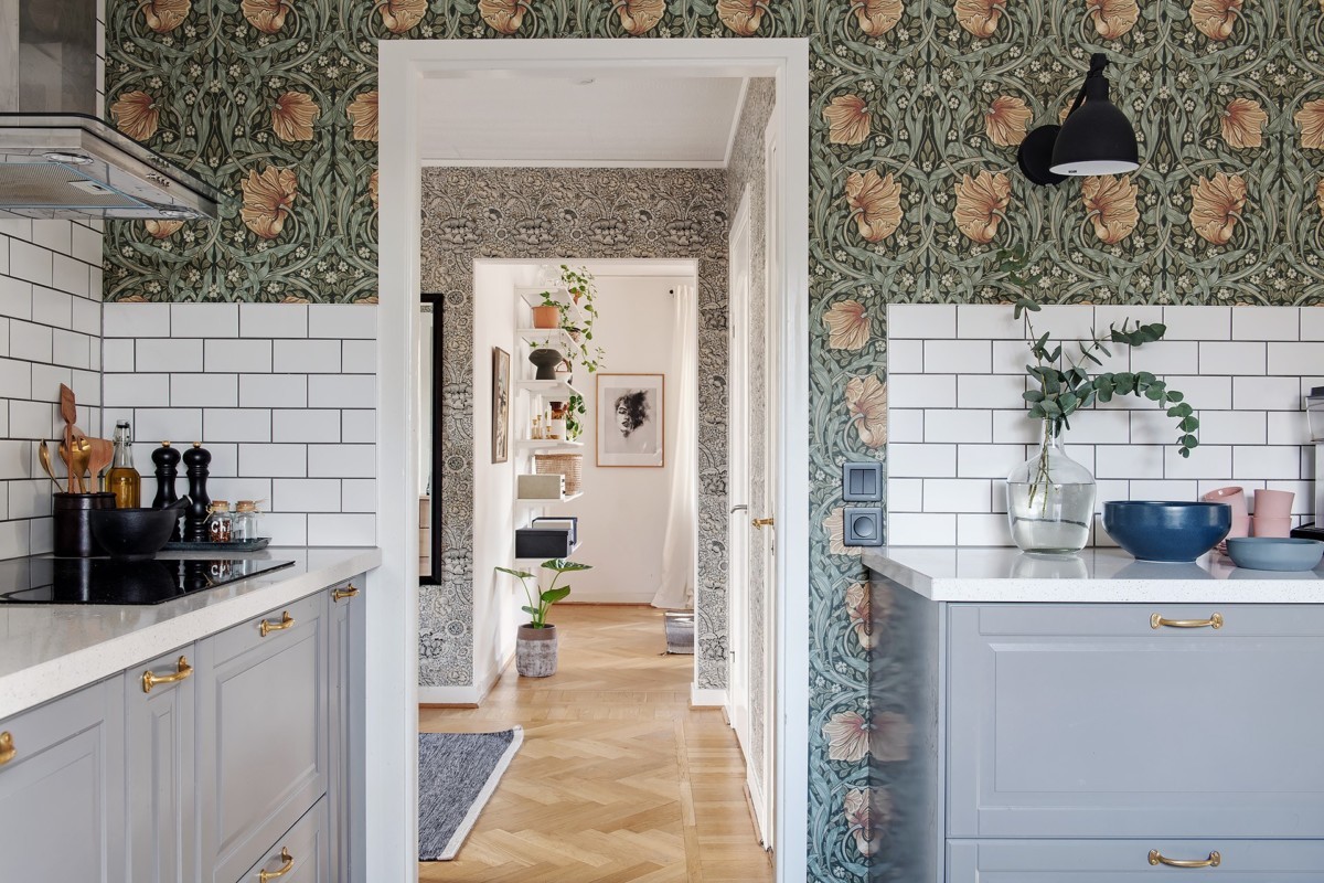 Cocinas decoradas con papel pintado en las paredes - Foto 1