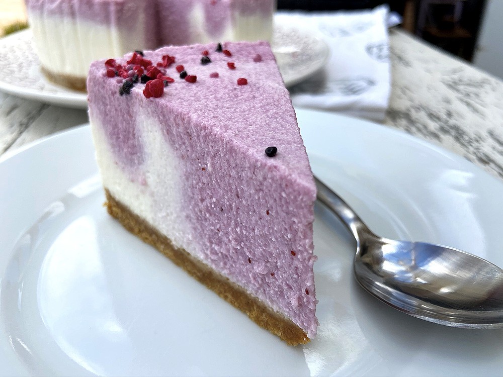 Tarta de mousse de yogur con arándanos y frambuesas