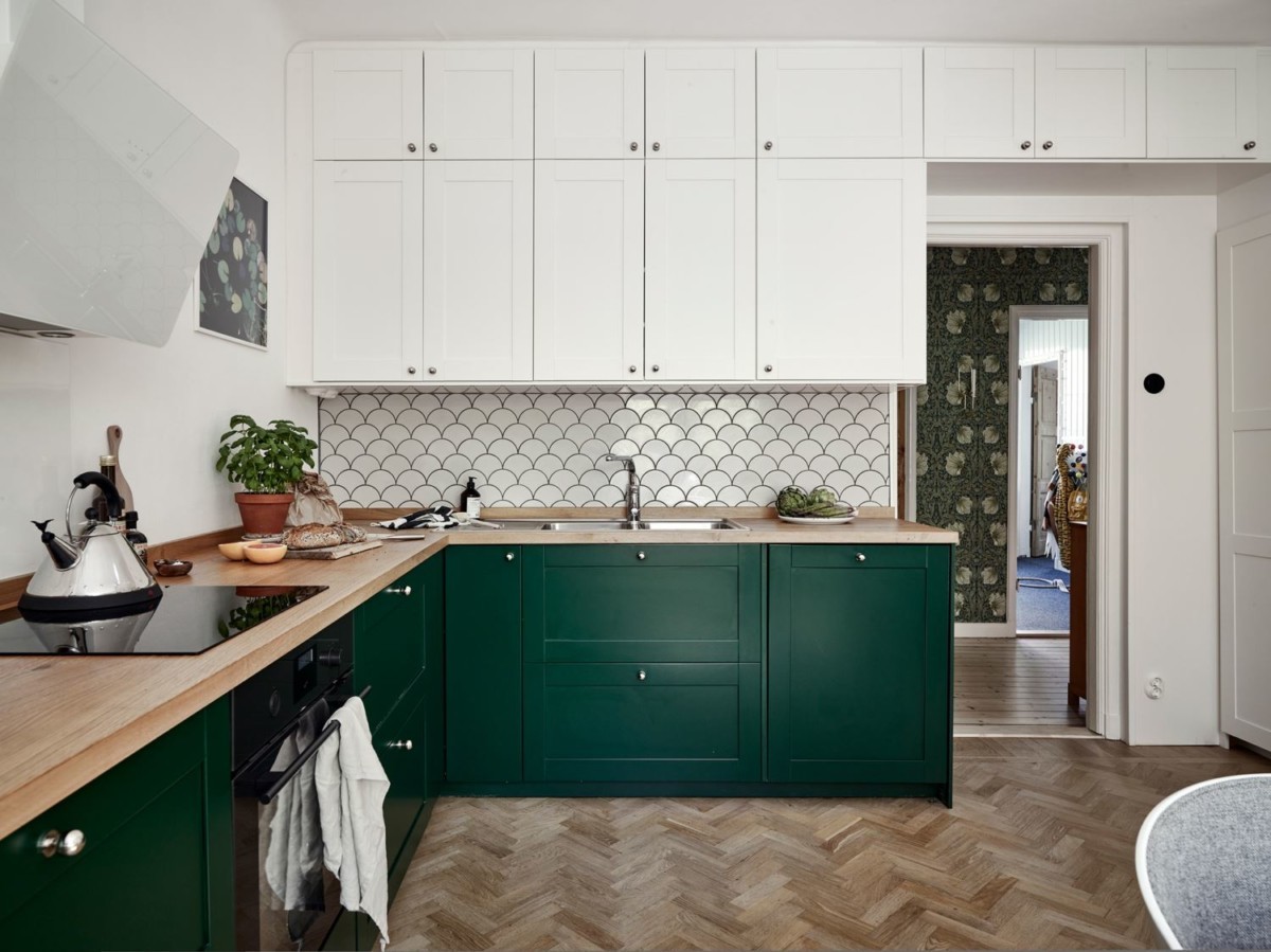 Moderna cocina nórdica verde y blanca