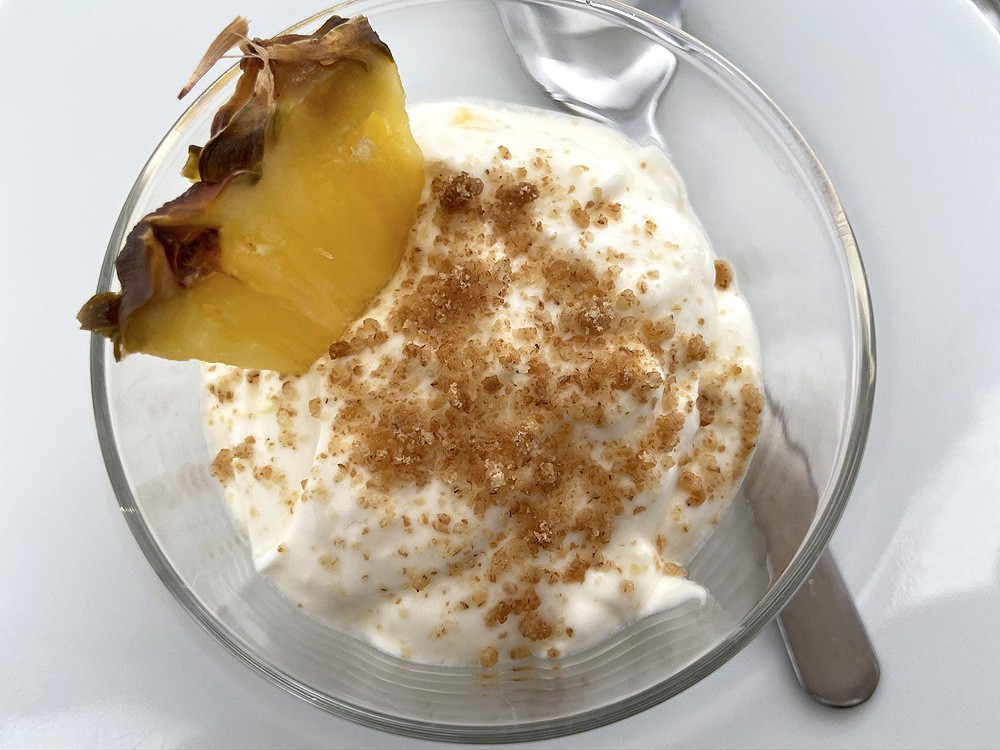 Vasitos de crujiente de coco y galleta y crema de piña