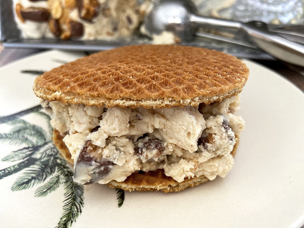 snickers ice cream snickers dessert peanuts ice cream peanut butter ice cream no-churn snickers ice cream no churn ice cream ice cream home made ice cream helado sin heladera helado rápido helado fácil helado de nata helado de crema de cacahuete helado de chocolatinas helado de chocolate helado de cacahuetes helado casero frozen treat easy ice cream desserts chocolate bar 