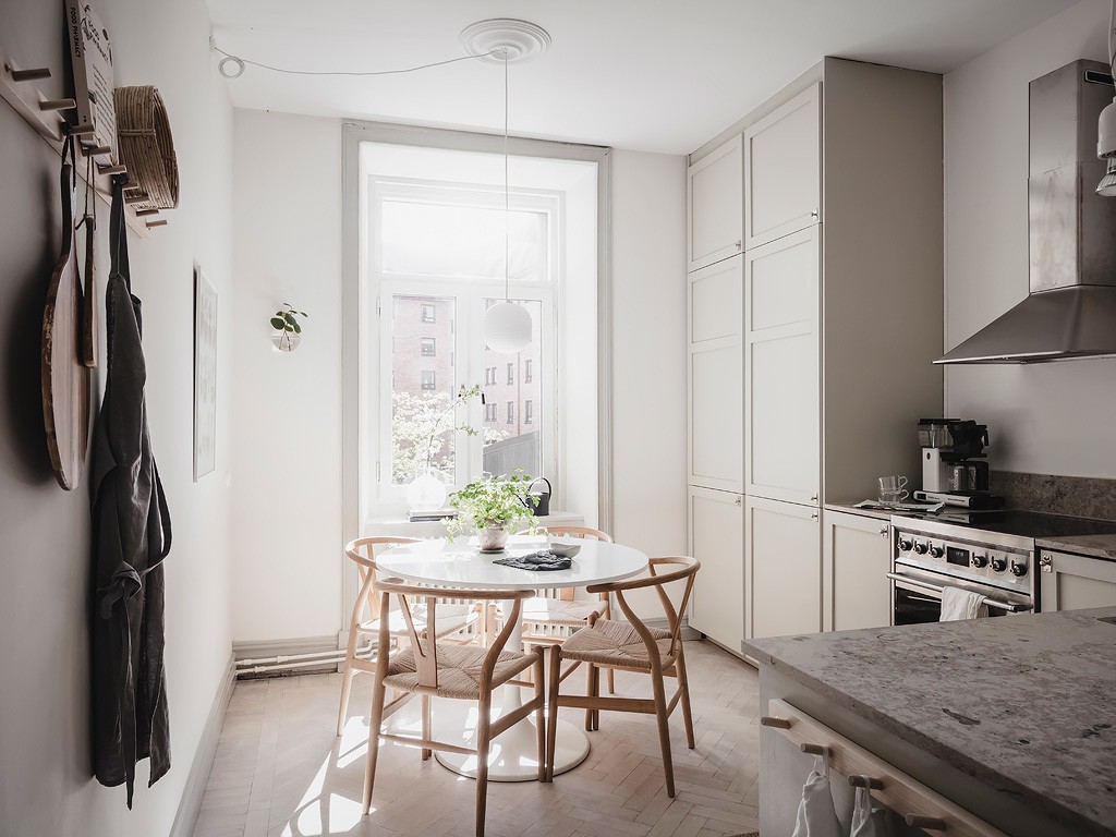 delikatissen small kitchen scandinavian kitchen scandi kitchen modern kitchen modern kichen design kitchen contemporary kitchen cocina sin muebles superiores cocina nórdica cocina moderna cocina escandinava cocina de diseño cocina con muebles hasta el techo cocina con muebles altos 