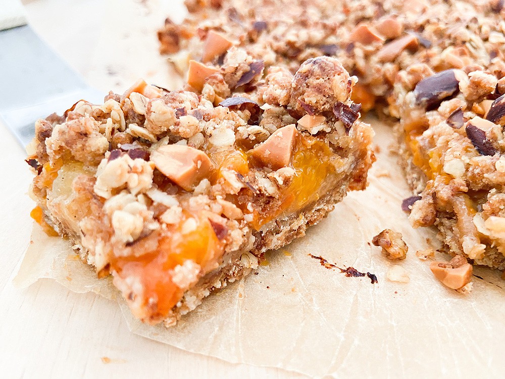 tarta facil tarta de frutas casera tarta de albaricoques tarta crumble summer simple recipes recipe ideas potluck love baking fresh fruit crumble de albaricoques crumble cake crumb bars bbq baking baker apricots apricot tart apricot recipes apricot crumble pie apricot crumble bars apricot crumb bars 