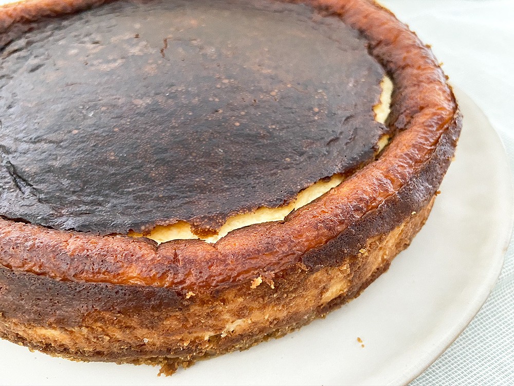 Tarta la viña tarta de queso vasca tarta de queso gratinada Tarta de queso de la Viña tarta de queso de la pedroche tarta de queso de goxo tarta de queso de dabiz muñoz tarta de queso de autor tarta de queso con parmesano Spain's Burnt Cheesecake receta del chef DiverXO Pastel de queso al estilo vasco EASY 