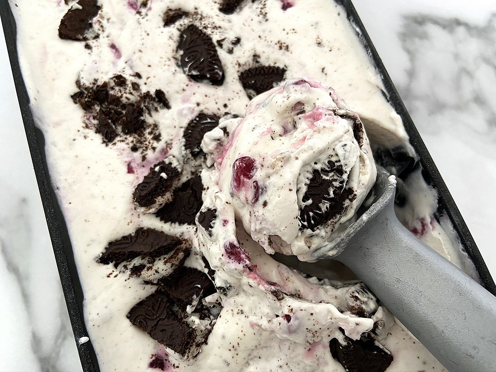 vanilla ice cream raspberries oreo cookies no-churn cookies and cream ice cream no churn ice cream ice cream home made ice cream helado sin heladera helado rápido helado fácil helado de nata helado de granada helado de galletas helado de frambuesas helado de cookies helado casero frozen treat easy ice cream desserts cream cookies cookies and raspberry ice cream 