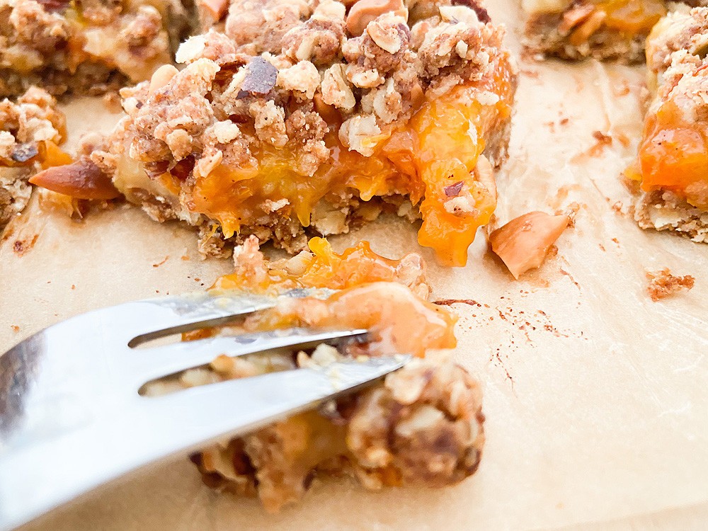 Apricot almond crumble bars (barritas de albaricoque)