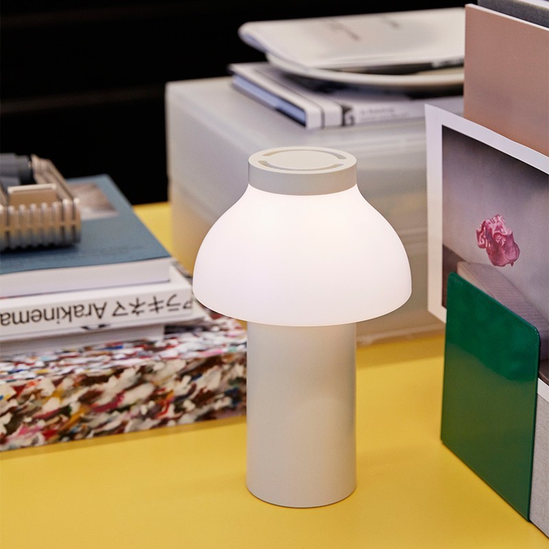 scandinavian design rechargeable lamp portable lamp outdoors lamp outdoors decor lámparas recargables lámparas de diseño lámparas portátiles lámparas de exterior HAY dk HAY design lamps diseño nórdico diseño escandinavo diseño danés danish lamps danish design 