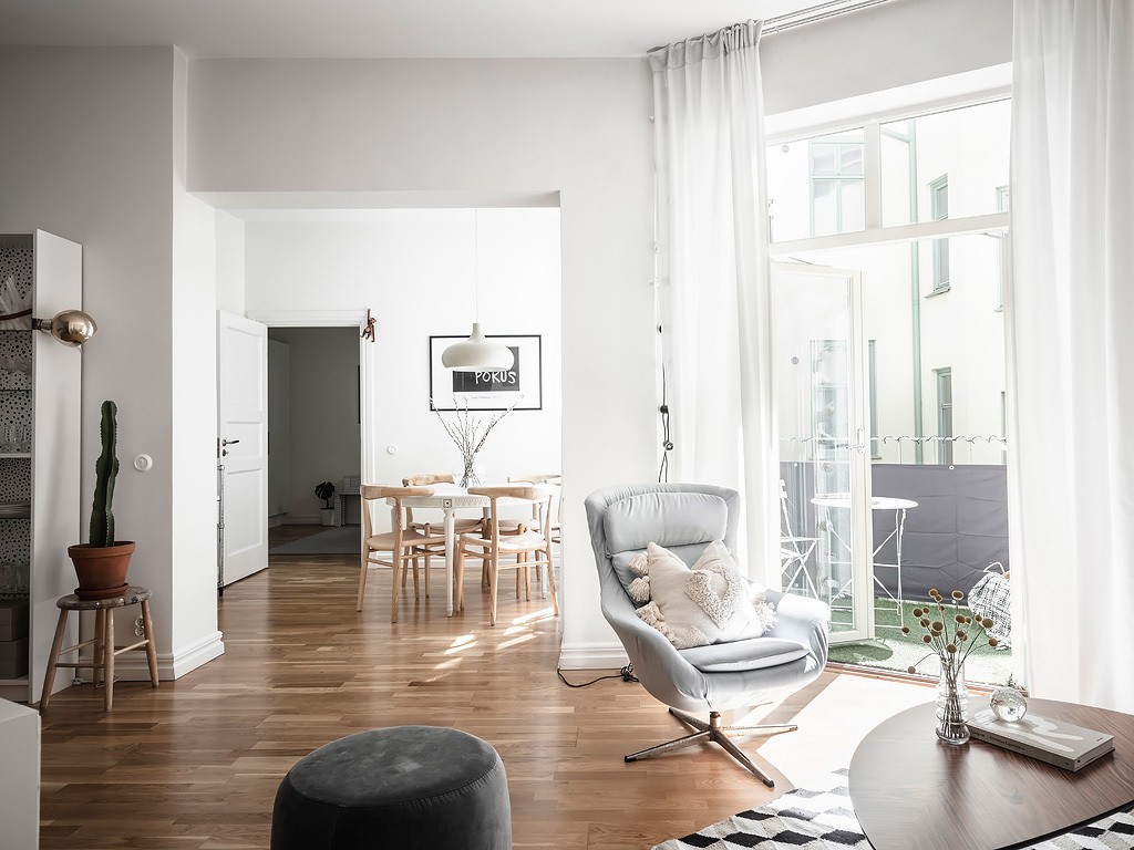 white natural decor small flat scandinavian interiors scandinavian decor scandinavian apartment piso nórdico open kitchen open concept nordic interiors natural decor diseño y decoración blanco y natural decorar planta irregular aprovechar cocina angulos apartamento pequeño sueco 