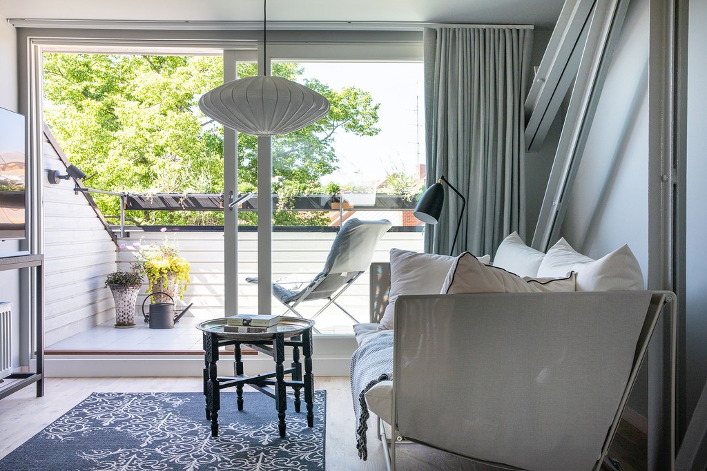vigas de metal ventanas en el tejado tiny penthouse scandinavian penthouse scandi style penthouse design penthouse decor nordic style interior abierto estilo escandinavo diseño dúplex decoración pisos pequeños decoración atico atico sueco atico nórdico atico escandinavo ático dúplex 