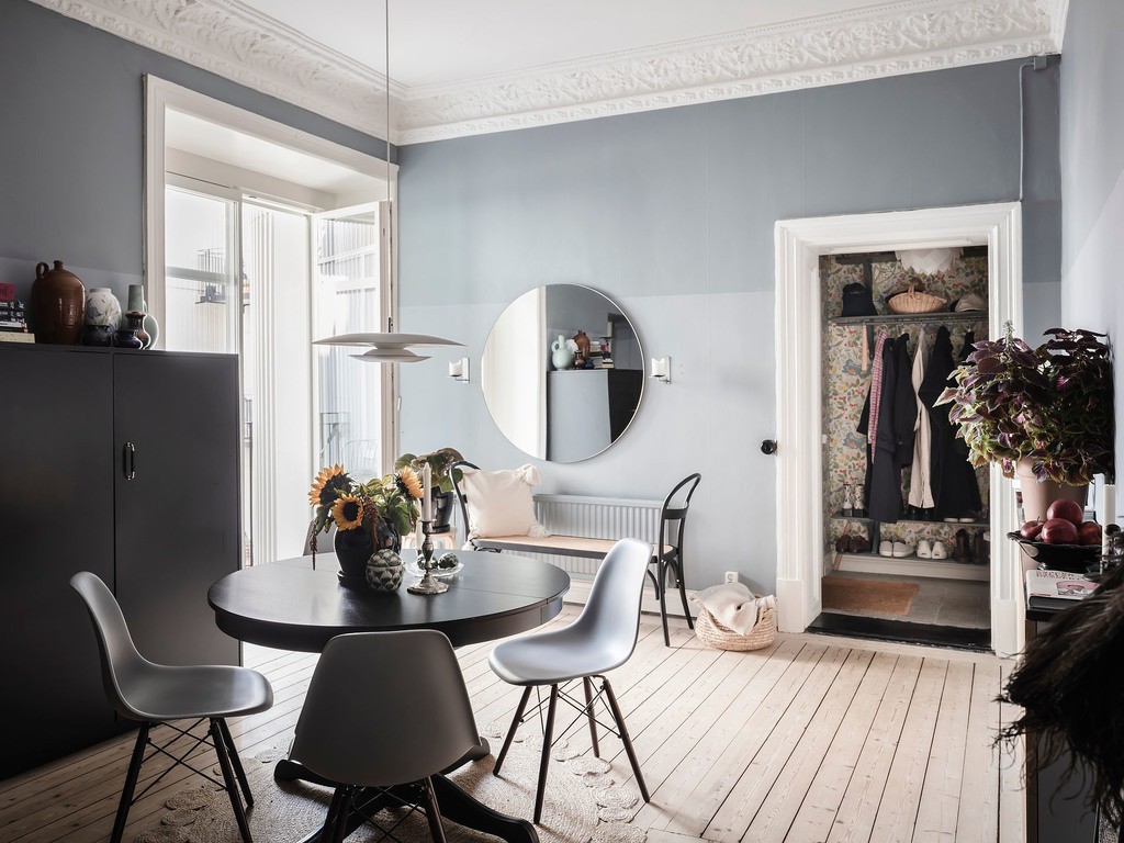 swedish decor scandinavian style scandinavian decor scandi style scandi hygge scandi apartment paredes negras nordic style muebles de cocina negros dormitorio negro decorar con cuadros dark kitchen colorful decor cocina nórdica cocina negra cocina azul blue walls black kitchen black bedroom 