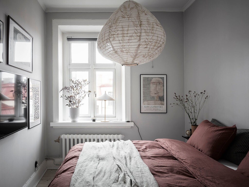warm bedroom tv in bedroom scandinavian bedroom scandinavian apartment scandi decor scandi bedroom nordic interiors nordic decor nordic bedroom decor hygge dormitorios nórdicos dormitorios escandinavos dormitorio scandi decoración de dormitorios cozy bedroom 