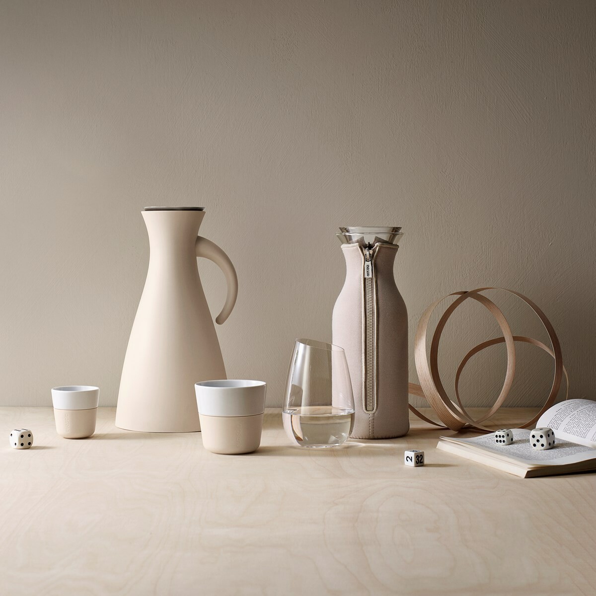 scandinavian design nordic design menaje de mesa menaje de hogar menaje de cocina kitchen accesories jarras termo home accesories glass water bottle glass jug glass carafe fridge carafe with cover eva solo diseño nórdico diseño esccandinavo diseño danés desing carafe danish design cookware accesories accesorios cocina accesorios café accesorio para servir agua 