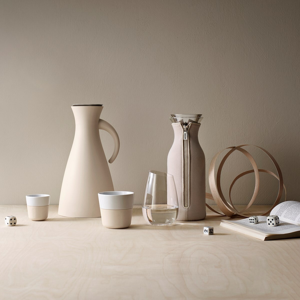 delikatissen scandinavian design nordic design menaje de mesa menaje de hogar menaje de cocina kitchen accesories jarras termo home accesories glass water bottle glass jug glass carafe fridge carafe with cover eva solo diseño nórdico diseño esccandinavo diseño danés desing carafe danish design cookware accesories accesorios cocina accesorios café accesorio para servir agua 