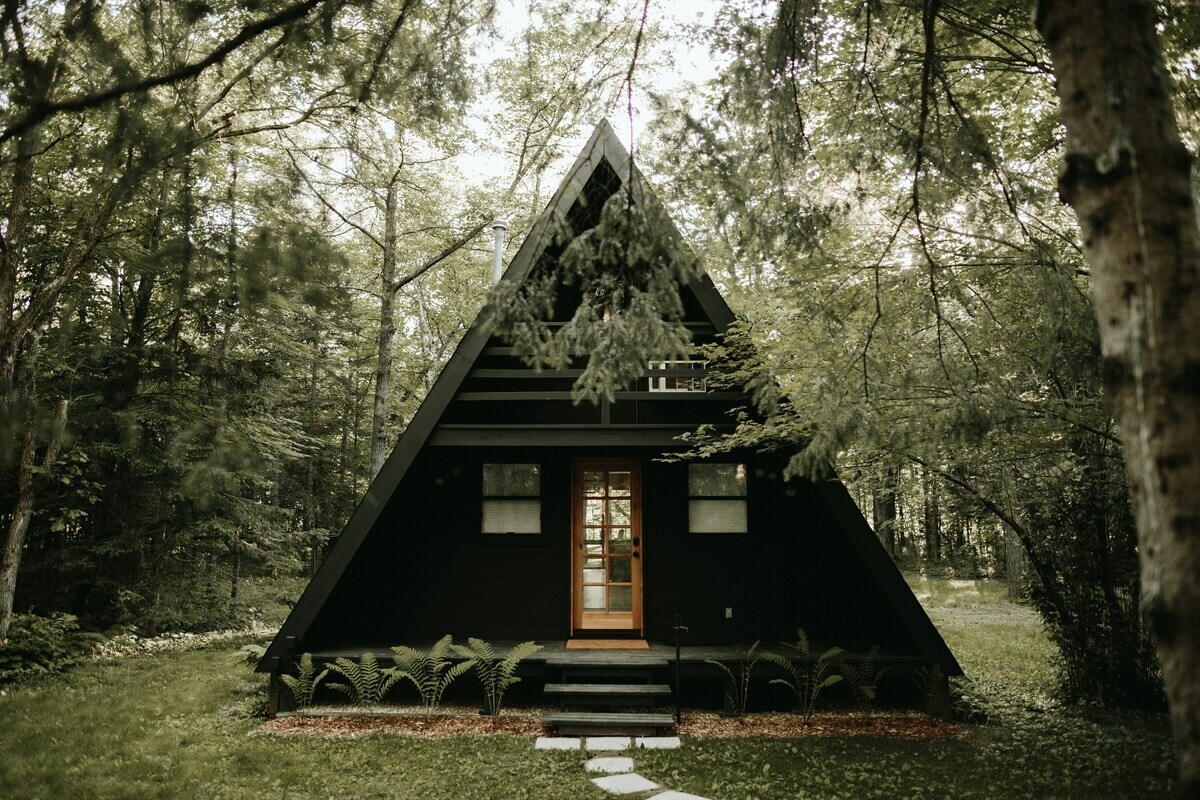 delikatissen wood interiors wood house A wood cabin interior de madera interior casa de montaña casas alpinas casa triángulo casa forma A casa de recreo montaña casa de montaña Casa de madera cabin cabaña de madera american wood house alpine house A shaped house A frame house 