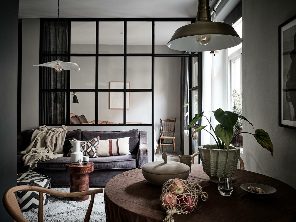 tiny apartament decor scandi style pared de cristal open plan decor nordic kitchen muebles de terciopelo muebles de diseño glass wall elegant decor decoración sofisticada decoración nordica oscura decoración estudio decoración elegante decoración colores oscuros dark interiors cocina pequeña cocina nórdica cocina negra black scandinavian black kitchen black interiors black furniture 