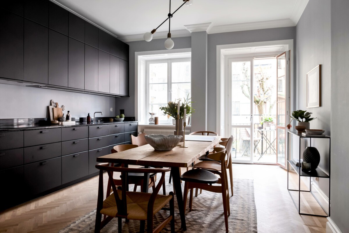 sillas de diseño scandinavian kitchen modern kitchen kitchen-dining room grand prix chair design chairs decoración comedor comedor nórdico comedor de diseño cocina nórdica cocina negra cocina con office cocina con comedor ch30 CH25 Lounge Chair CH24 carl hansen black kitchen 