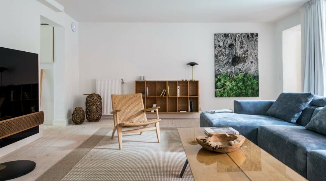 Verner Panton lamps scandinavian style scandinavian apartment scandi apartment Royal Copenhagen tableware refined decor nordico minimalista nordic style minimal scandinavian decor interior design ideas for minimal decor hard wood floor Hans J. Wegner chairs estilo nórdico escandinavo estilo minimalista elegant scandinavian decoración nórdica decoración de interiores decoración de comedores cozy minimalism 