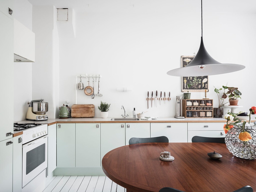 small kitchen sillas de diseño scandinavian style scandinavian kitchen scandinavian interiors nordic kitchen modern kitchen lámpara de diseño diseño danés despensa cocina nórdica cocina mint cocina grande cocina escandinava cocina de estilo nórdico cocina comedor decoración closed kitchen 