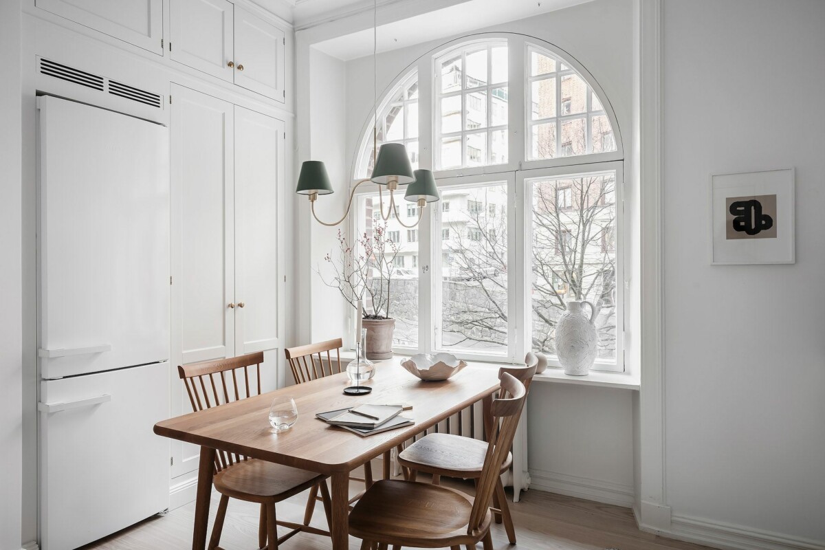 white decor vivienda sin persianas vivienda sin cortinas tiny apartment decor techos altos scandinavian decor nordic style iluminación nórdica grandes ventanales estilo nórdico decoración luminosa decoración escandinava bright decor big windows scandinavia 