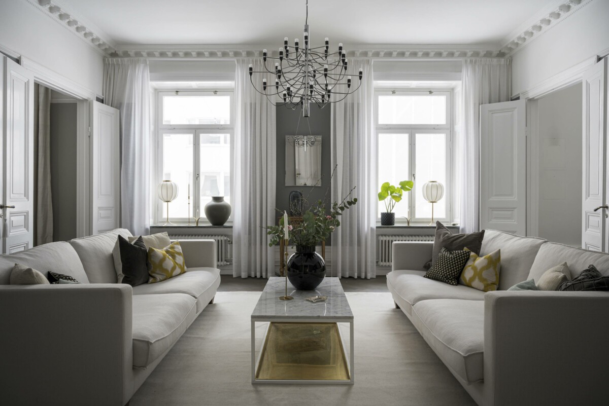 symmetry in interior design symmetrical living rooms symmetrical balance in interior desing symmetric design suelos de madera en espiga suelo parquet scandinavian style scandinavian apartment refined decor nordic style madera maciza suelos interior design hard wood floor estilo nórdico escandinavo elegant scandinavian elegant scandi apartment elegant decor decoración simétrica decoración nórdica decoración elegante decoración de salones decoración de interiores 