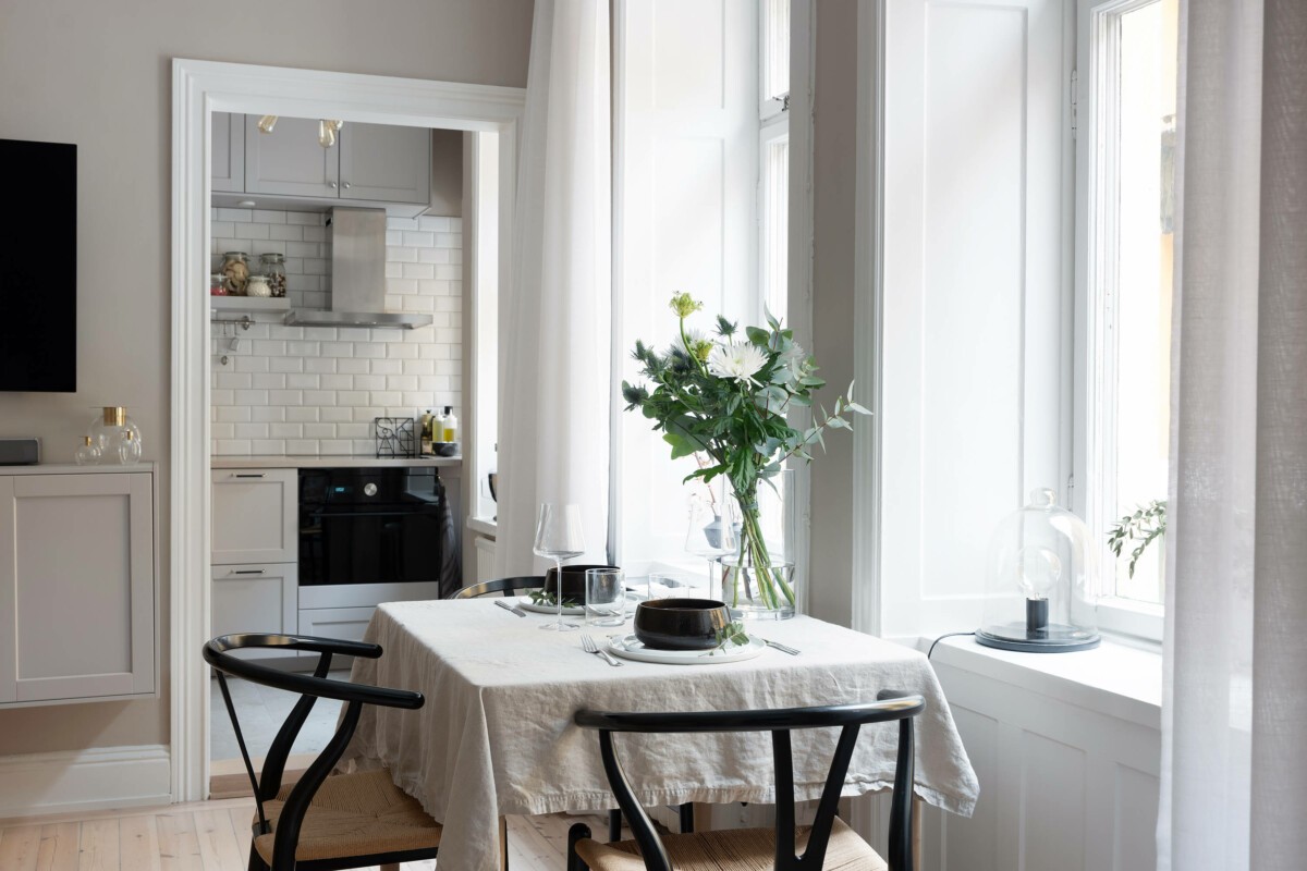 tiny apartments decor tiled fireplace swedish tradicional fireplace swedish interiors swedish decor scandinavian style scandinavian design kerammisk brandeovn kakelugn estilo nórdico decoración sueca decoración nórdica chimenea sueca clásica chimenea revestida de azulejos chimenea con azulejos 