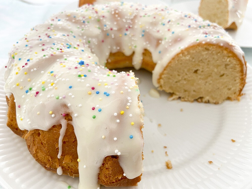 home made cake easy dessert easy coffe cake easy cake easy baking cream cheese bundt cake colorful cake cake recipes bizcocho sencillo bizcocho para el café bizcocho jugoso bizcocho facil bizcocho casero bizcocho brunch merienda bizchocho rápido bizchocho facil baker bake from scratch 