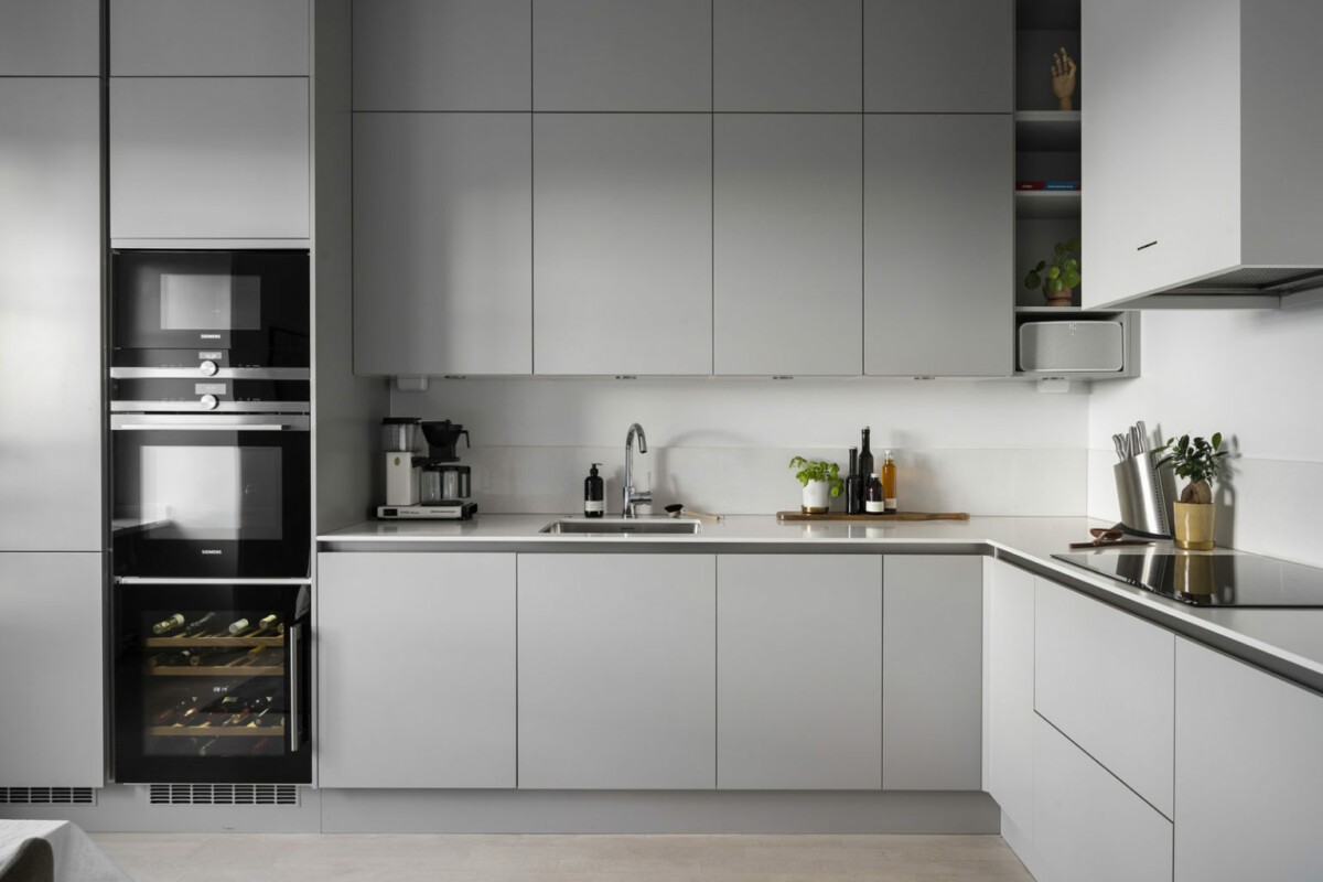 wine refrigerator wine fridge wine cooler vinotecas integradas en cocinas tiny kitchen scandinavian style scandinavian kitchen scandinavian decor nordic kitchen nevera para vino modern kitchen diseño de cocinas con vinoteca decoración cocinas cocinas nórdicas cocinas modernas cocinas escandinavas 
