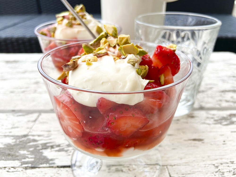 vasitos con fresas strawberry snack strawberry dessert strawberry brunch strawberries with greek yogurt strawberries with cream postre vasito brunch postre saludable postre de vasito postre con fresas healthy strawberry dessert fresas con yogur fresas con vino dulce fresas con pistachos fresas con crema 