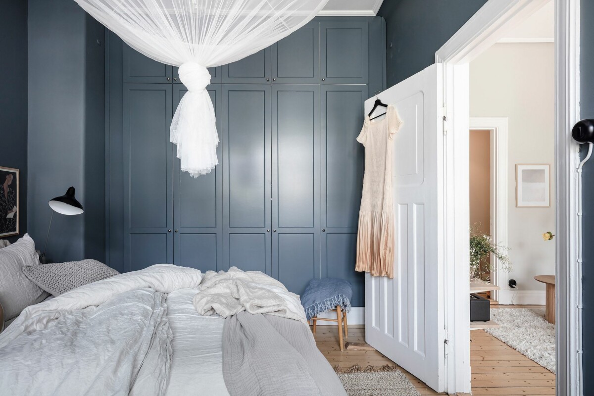 tiny bedroom tiny apartment scandinavian tiny apartment scandinavian style scandinavian bedroom estilo nórdico dormitorio romántico dormitorio pequeño dormitorio nórdico dormitorio escandinavo dormitorio azul moderno dormitorio acogedor decoración pisos pequeños decoración dormitorio blue bedroom bedroom interiors bedroom decor ideas 