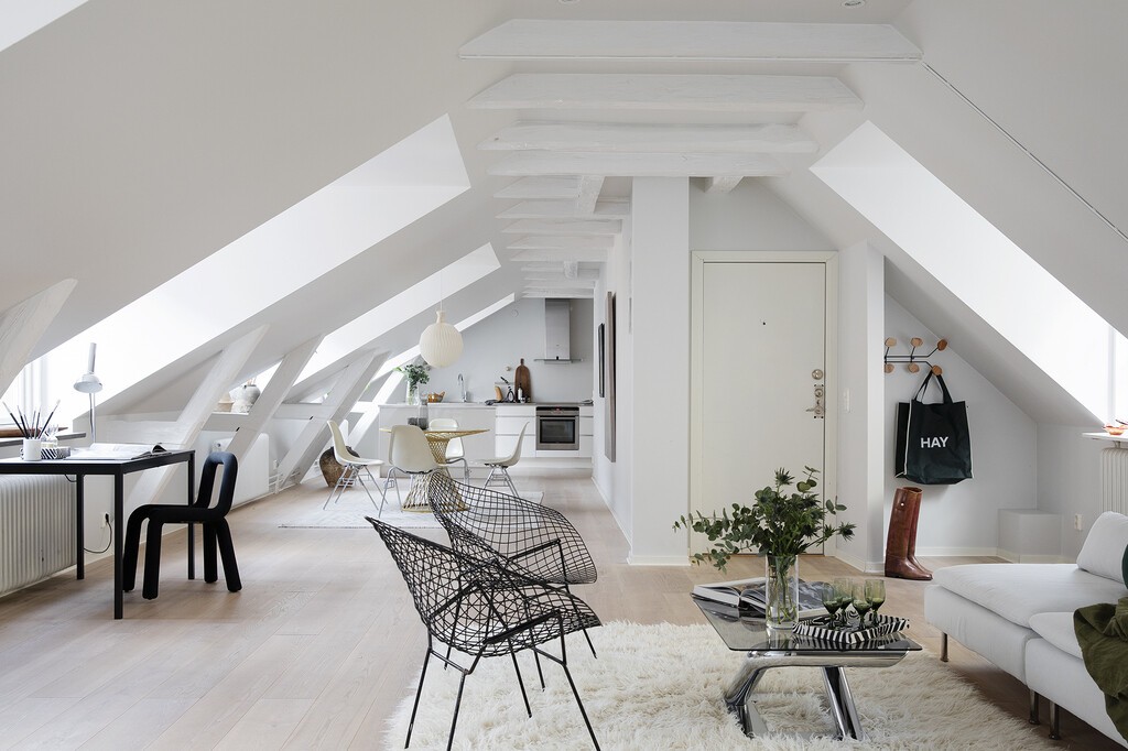 vigas en el techo suelo de madera scandinavian renovation decor attic scandinavian penthouse penthouse open-plan open concent modern decor estilo nórdico estilo escandinavo eames chairs distribución diáfana design furniture decoración buhardilla decoración atico ático apartment decor 