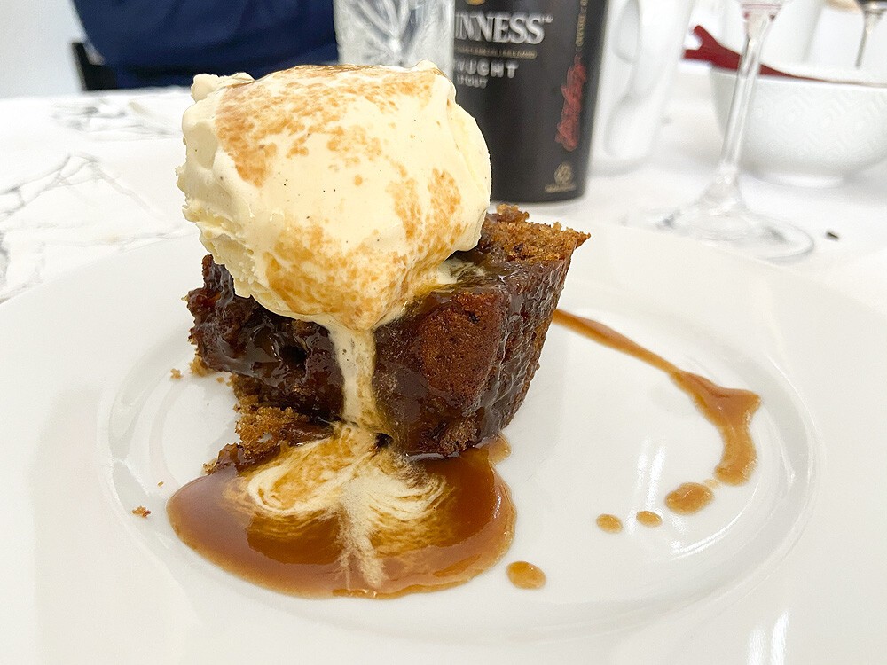 toffe sauce sticky toffee pudding salsa para postres salsa de toffe salsa de caramelo salsa de azúcar y mantequilla holiday cake easy dessert easy cake dates pudding cake dates cake caramel-like sauce cake recipes bizcocho mojado bizcocho humedo bizcocho de dátiles bizcocho con salsa de caramelo y nata bizcocho casero bizcocho borracho 