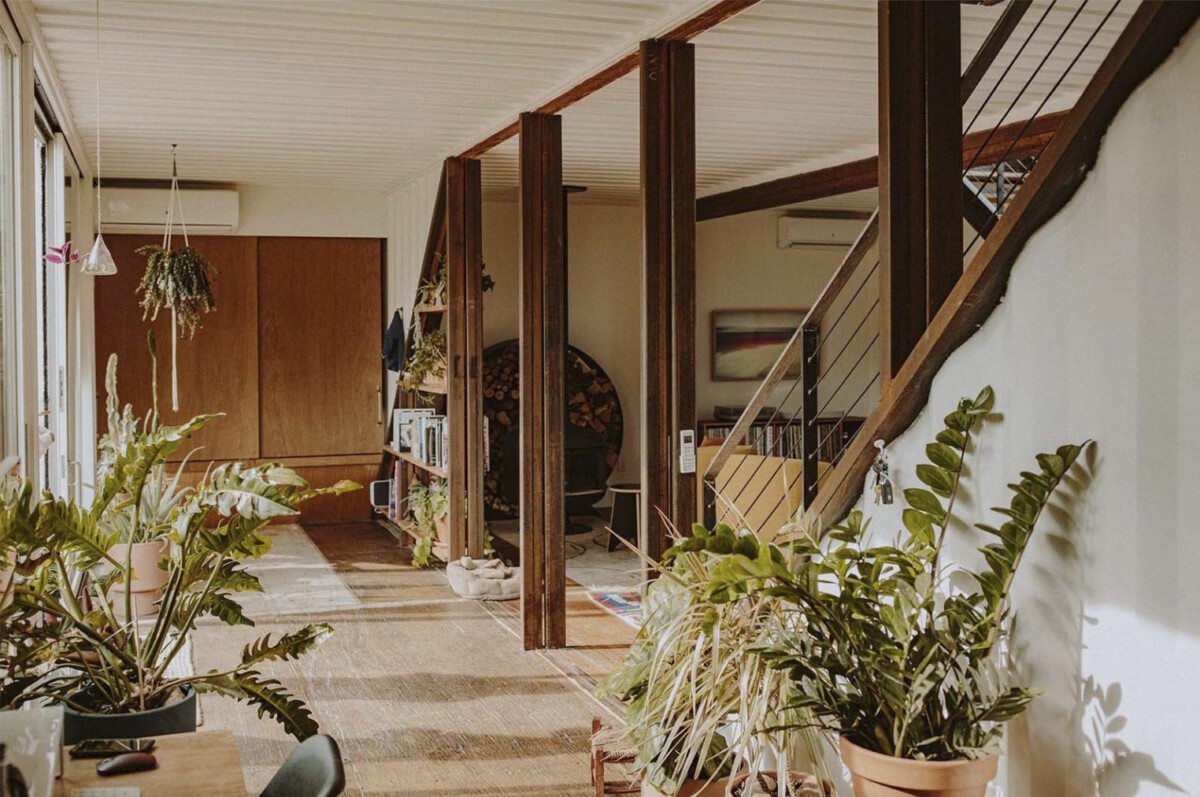 delikatissen wood decks vintage storage picture window Nueva York modern shipping container house mid-century modern main bedroom living room kitchen interior vintage guest suite container decoración vintage decoracion con plantas color palette vintage Claverack casas recicladas casas modernas casa con contenedores casa con containers