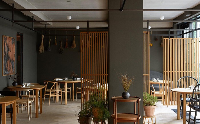scandinavian design restaurante Kadeau Copenhague restaurant Kadeau Copenhagen restaurant interiors denmark restaurant design muebles de diseño danés Kobenhavn interiorismo restaurante nórdico interiores restaurantes daneses diseño nórdico diseño danés design furniture decoración restaurantes nórdicos decoración restaurantes decoración nórdica decoración escandinava danish design 
