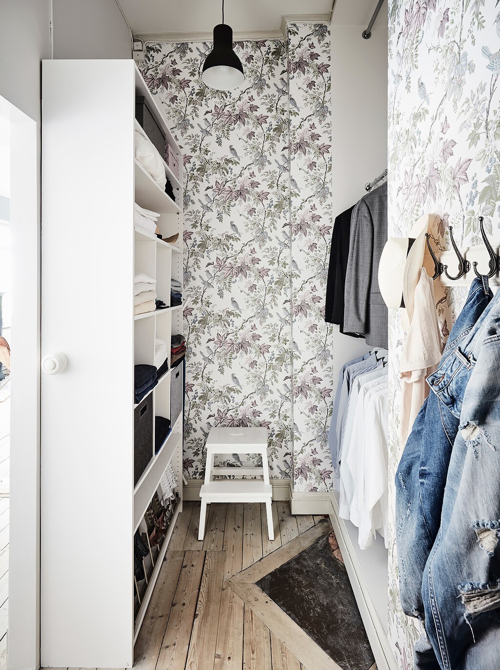 wallpaper walk-in closet design walk in closet papel de pared floral papel de pared klädkammare estilo escandinavo dormitorio nórdico dormitorio escandinavo diseño vestidor diseño dormitorios con vestidor decoración walkin closet decoración vestidor decoración interiores consejos vestidores armario nórdico 