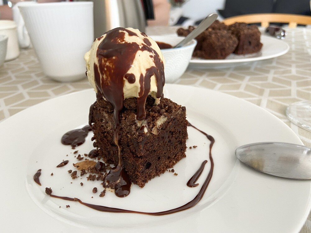 sur cream chocolate crumb cake sour cream cake recetas delikatissen postre rápido postre fácil postre con bizcocho y helado easy dessert crumble cake chocolate crumb chocolate cake 