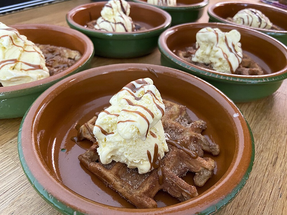 waffle sandwich snack waffle sirope de arce salsa de chocolate postre de churros guarnición gofres gofres desayuno americano complemento waffles classic waffles with chocolate and dulce de leche cinnamon-sugar waffle churros churros sin aceite churro waffle brunch americano american waffles american breakfast 