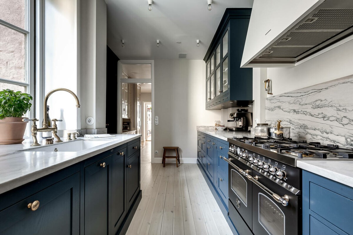 scandinavian kitchen nordic kitchen marmor countertop kitchen countertop encimera de marmol cocina sueca cocina nórdica cocina en estocolmo cocina con vitrinas cocina con puertas y ventanas cocina clásica cocina cerrada cocina blanca y azul closed kitchen classic scandinavian interiors. interior design classic nordic blue kitchen 