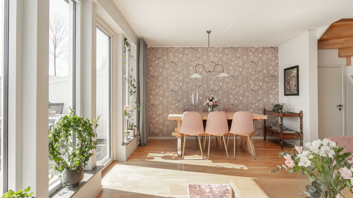 delikatissen wallpaper flowers swedish decor scandinavian style scandinavian decor scandinavian bedroom scandi style scandi hygge scandi bedroom scandi apartment papel de pared floral nordic style livingroom scandi floral wallpaper estilo nórdico cozy estilo nórdico acogedor estilo escandinavo decoración escandinavo floral escandinavo cálido detached house scandinavian cozy house cozy home cozy apartment 