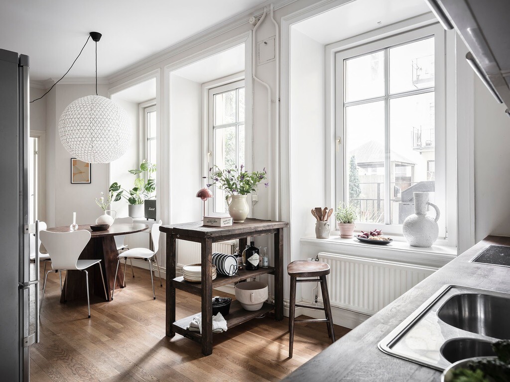 white kitchen scandinavian kitchen scandinavian decor style open kitchen old table kitchen island nordic kitchen mesa de trabajo antigua como isla de cocina kitchen island isla de cocina cocina nórdica cocina con isla cocina blanca cocina abierta 