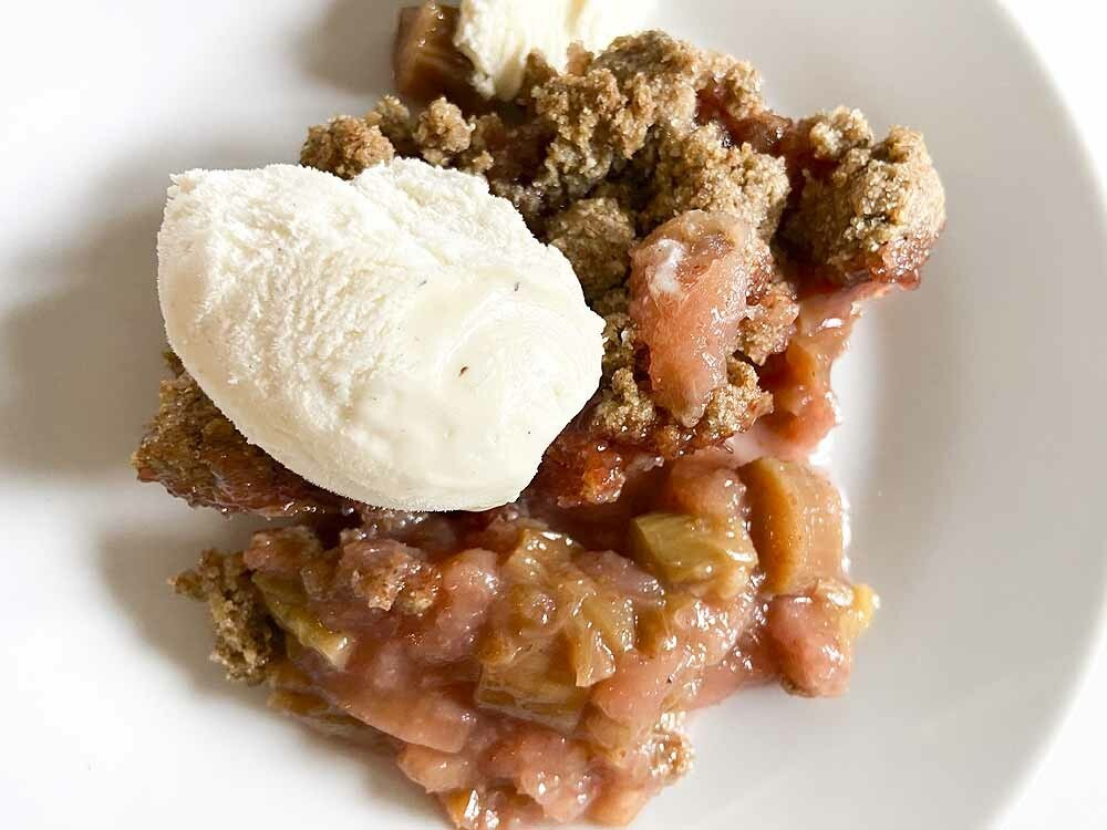 Crumble de ruibarbo y manzana