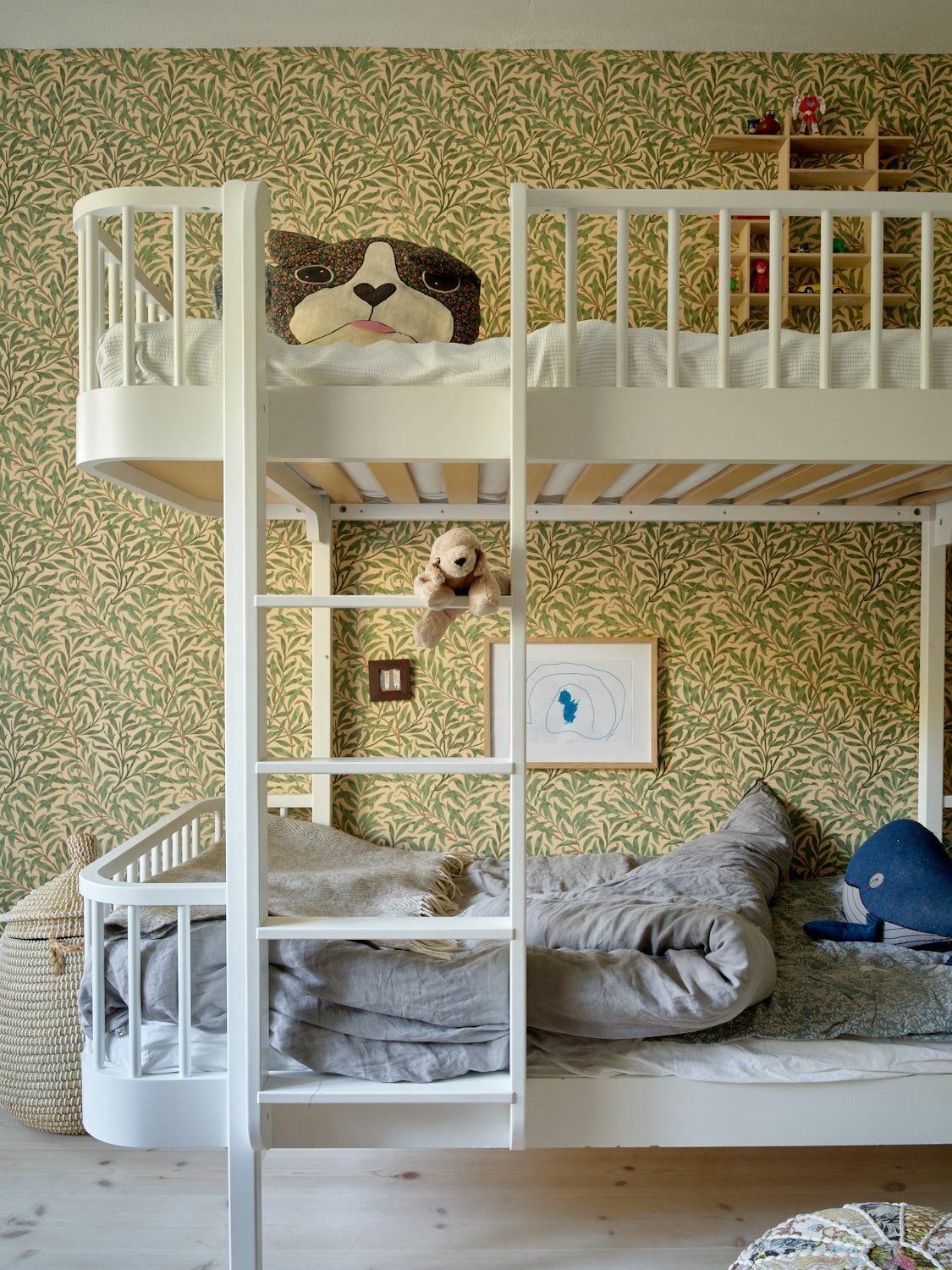 delikatissen scandinavian bunk beds scandi kids interiors nordic bedroom kids decor estilo nórdico para niños dormitorios con literas dormitorio para 3 niños decoración nórdica infantil 